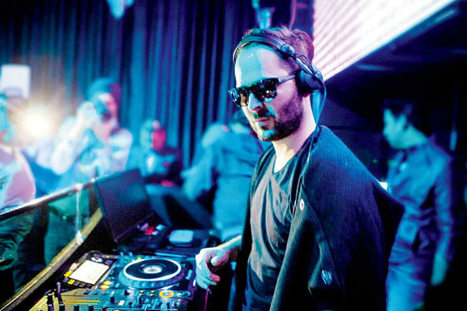 QMobile brings Edward Maya to its sound stage.
